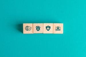 Sicherheitskonzept mit Icons auf Holzblöcken auf türkisem Hintergrund flat lay.