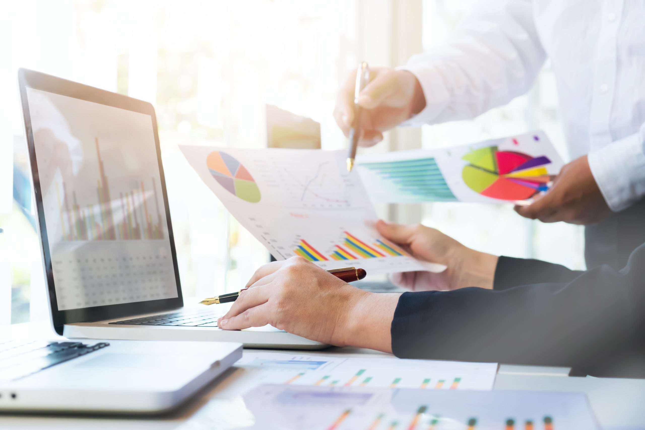 Junge Startups Business-Meeting, um die Situation auf dem Marketing in den Tagungsraum zu diskutieren. Business Teamarbeit Meeting-Konzept.