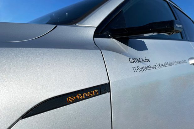 Nahansicht des Audi E-tron mit GATACA Schriftzug