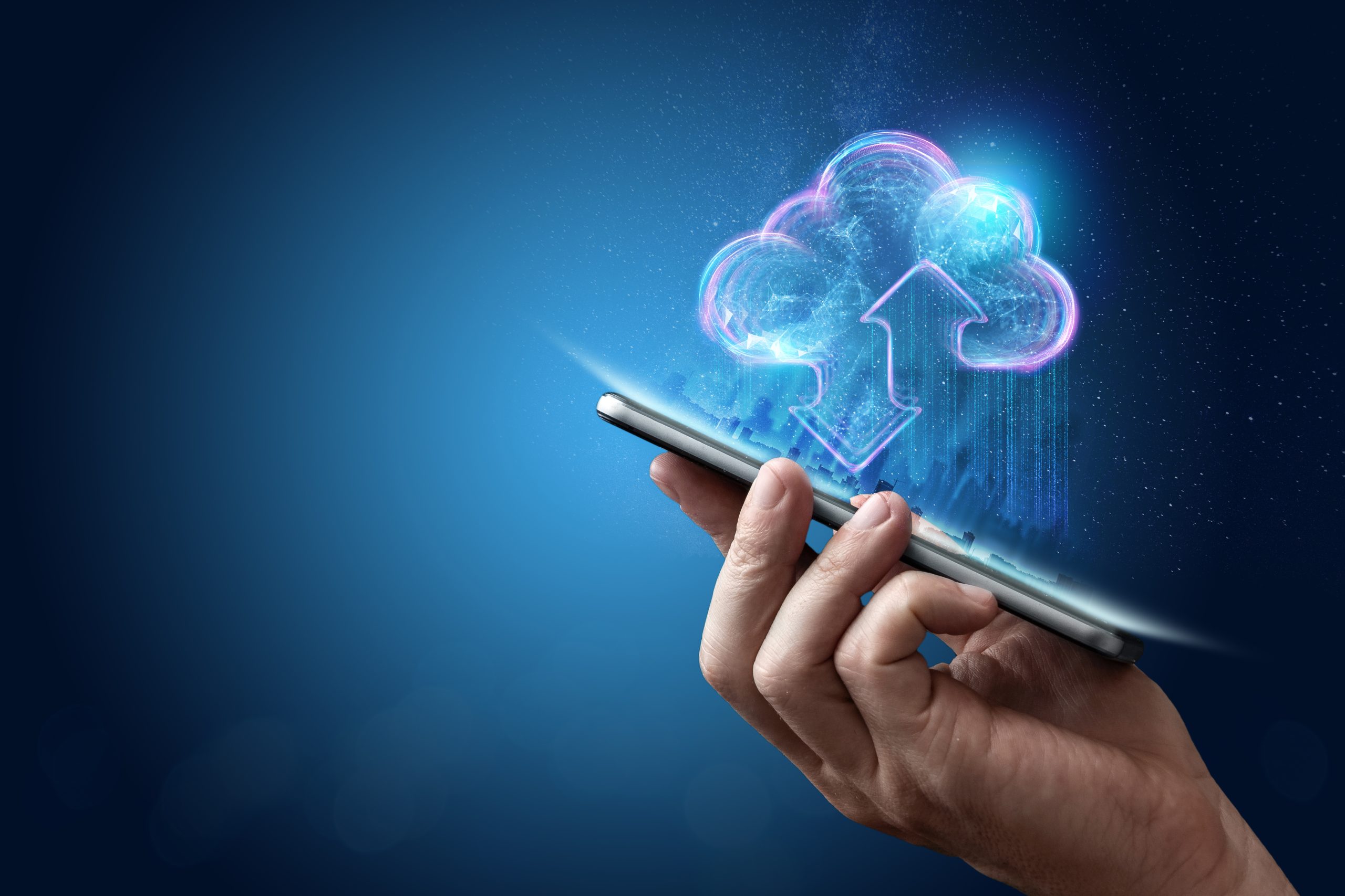 Kreative Hintergrund, männliche Hand mit dem Telefon, das Bild des Hologramms der Wolke, blauer Hintergrund. Das Konzept der Cloud-Technologie, Cloud-Speicher, eine neue Generation von Netzwerken. Gemischte Medien.
