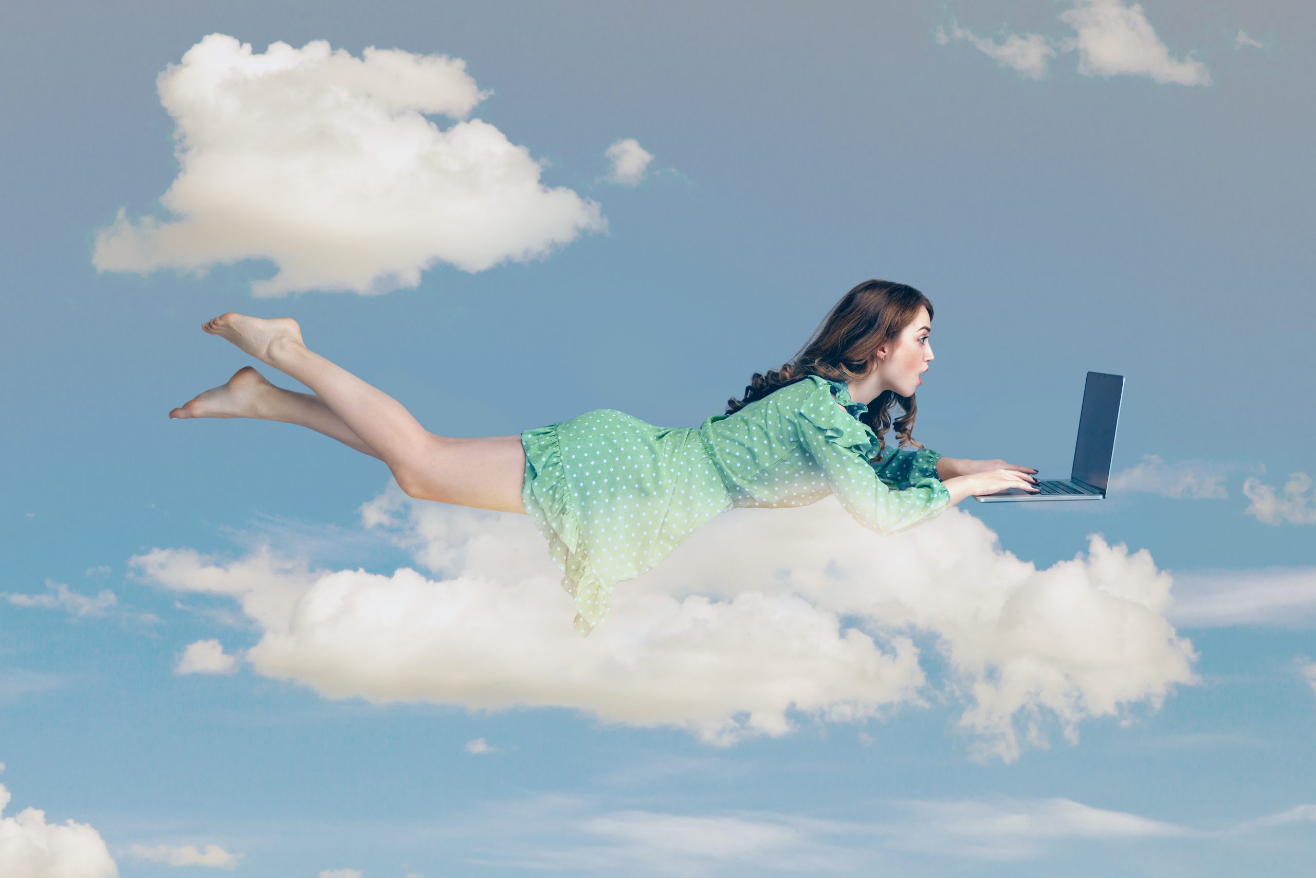 Schwebend in der Luft. Überrascht aufgeregt Mädchen Rüschenkleid levitating mit Laptop, Tippen Tastatur, Lesen schockierend Nachricht auf dem Computer. fliegen in den Himmel. Collage Zusammensetzung auf Tag bewölkten blauen Himmel