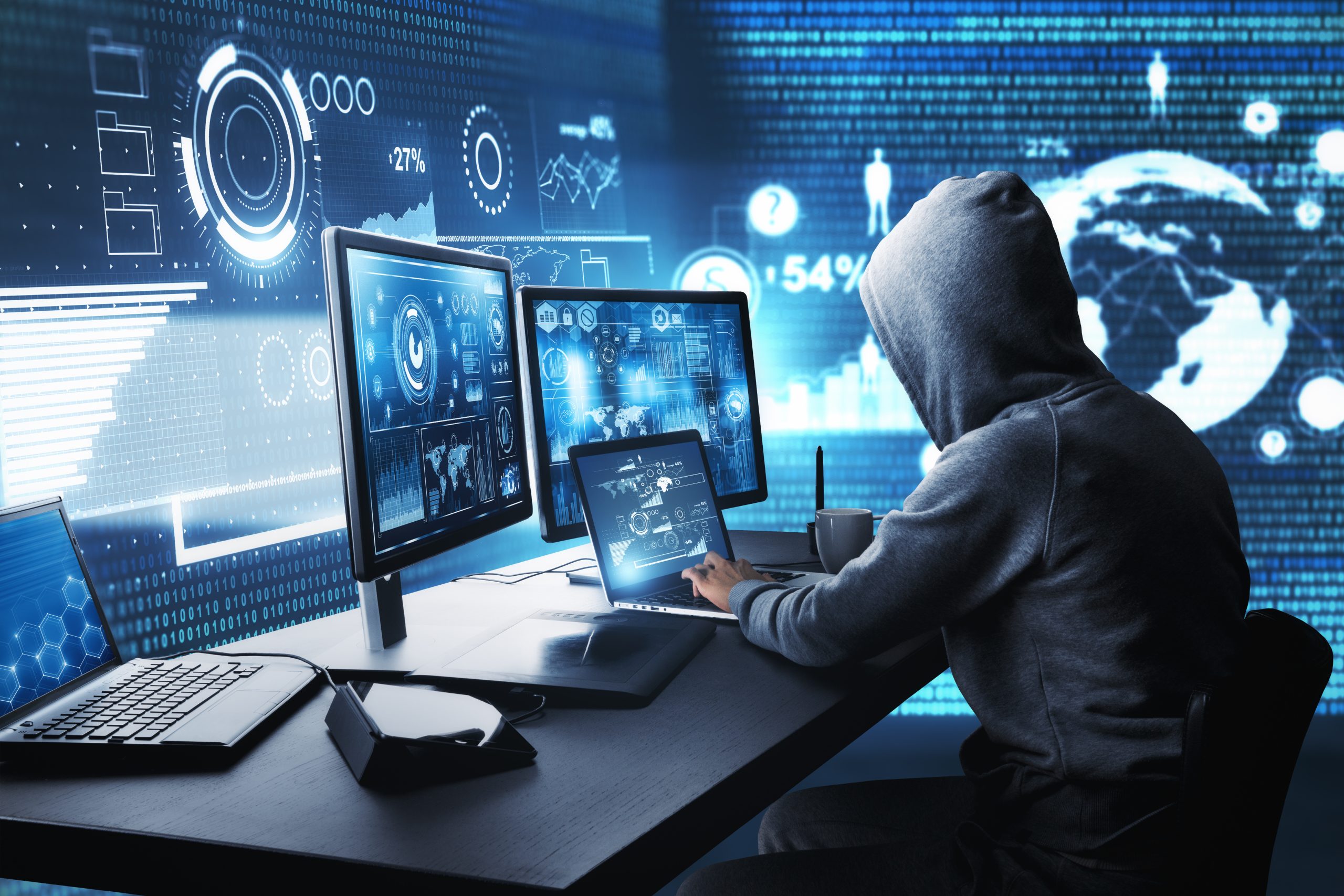 Seitenansicht eines Hackers, der einen Computer mit digitaler Schnittstelle benutzt, während er an einem Schreibtisch mit unscharfem Interieur sitzt. Hacking und Malware Konzept. 3D-Rendering