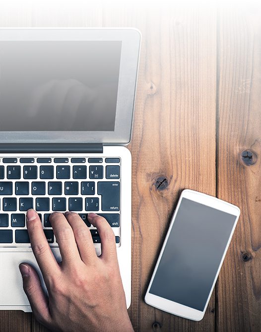 Schreibmaschinen und Laptops, früher und heute, analog und digital, Zeitraum, Vergleich zugeschnitten mit Weißem verlauf von oben