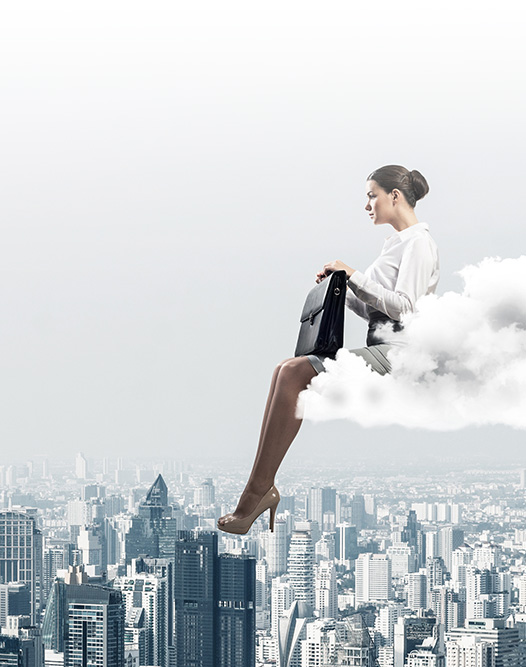 Geschäftsfrau oder Buchhalterin auf einer Wolke, die hoch über einer modernen Stadt schwebt zugeschnitten mit Weißem verlauf von oben