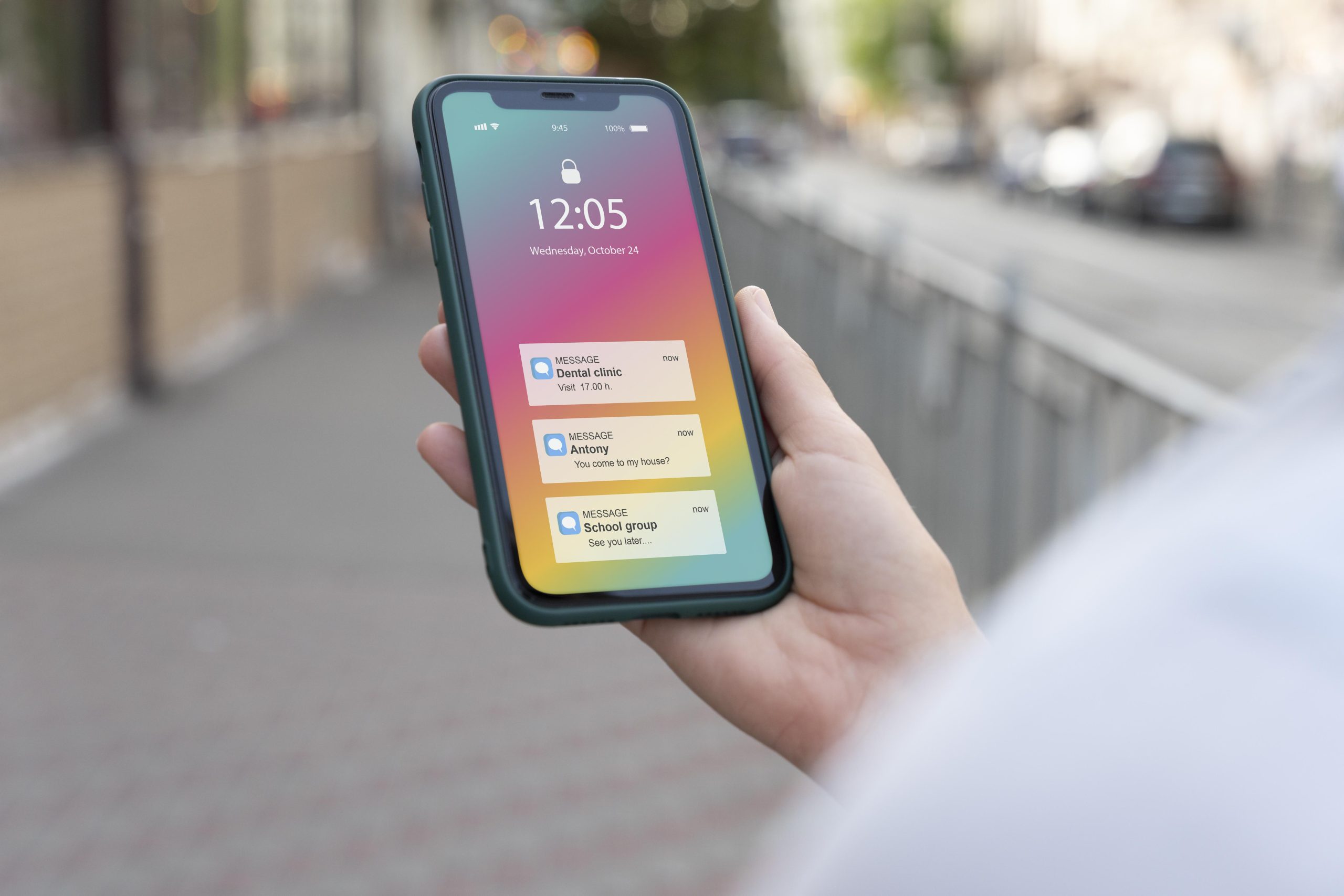 Person schaut auf sein Iphone