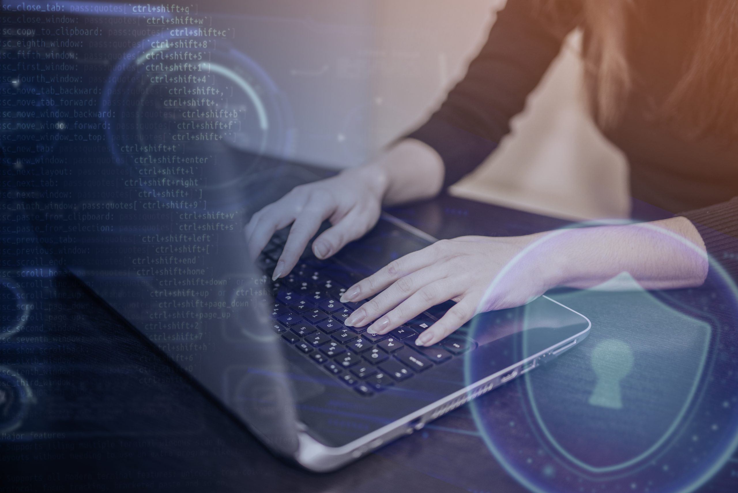 person sorgt für Sicherheit am Arbeitsplatz durch verschlüsselungen am Laptop
