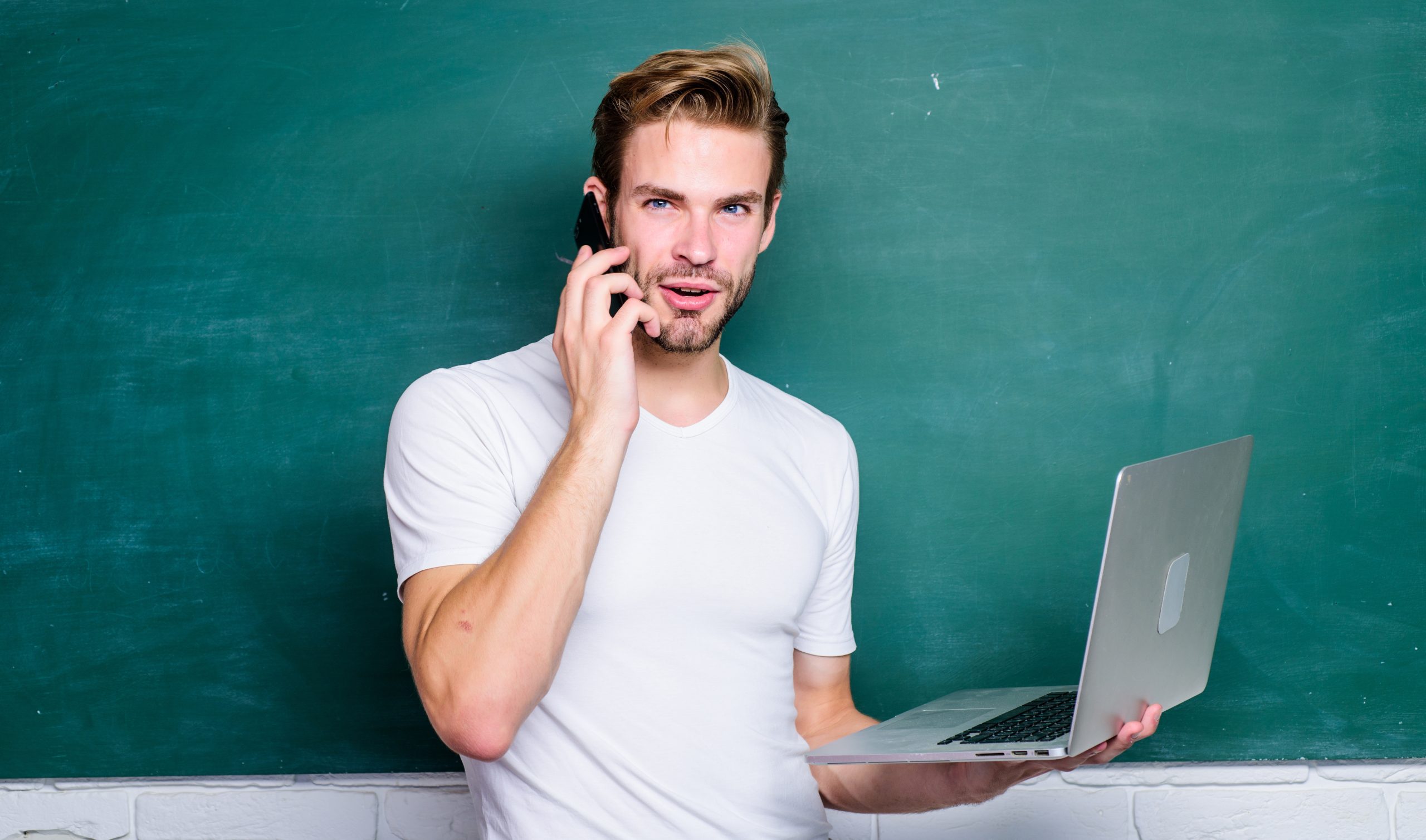 Service ist das beste Geschenk der Aufmerksamkeit. Lehrer benutzen Computer. moderne Bildung online. zurück zur Schule. Business School. Mann benutzt 4g Internet um zu studieren. Student Mann bei E-Learning Klasse sprechen am Telefon.