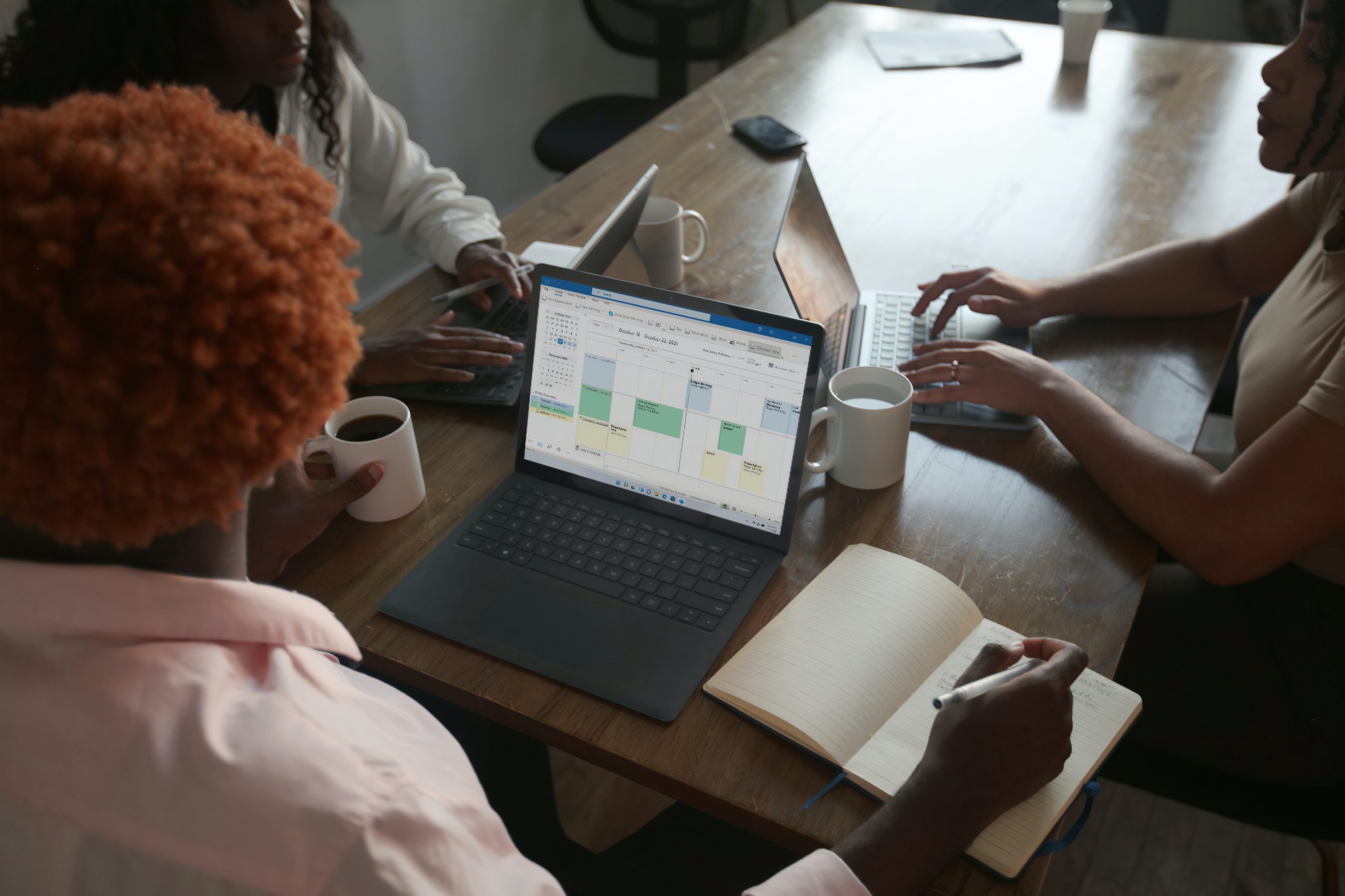 Foto von Windows auf https://unsplash.com Junges Team organisiert ihre Kalenderstruktur mit Outlook