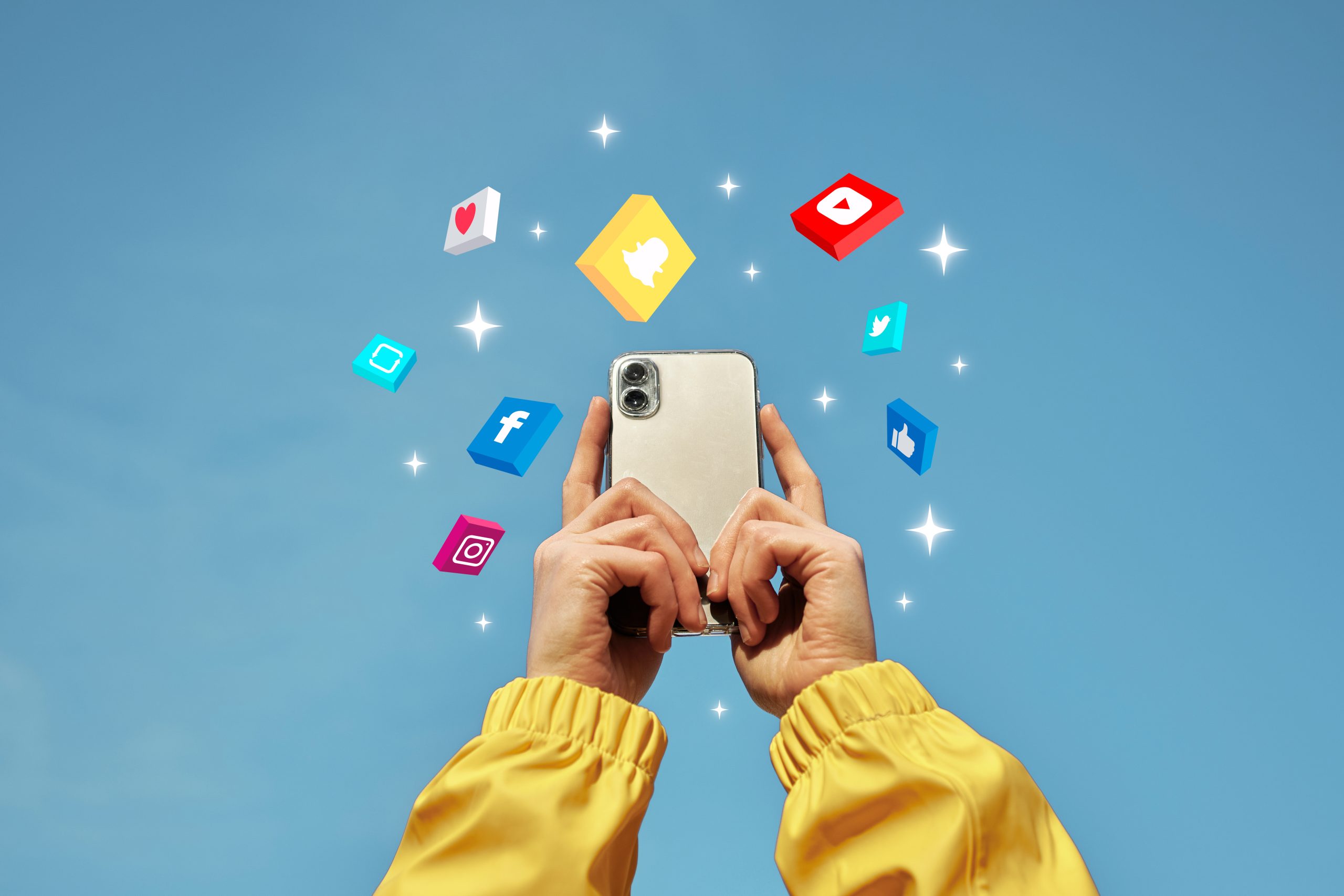 Junge person im gelben regenmantel streckt das Handy in den Blauen Himmel. Um das Handy schweben 3D Zeichen von verschiedenen Social Media Plattformen