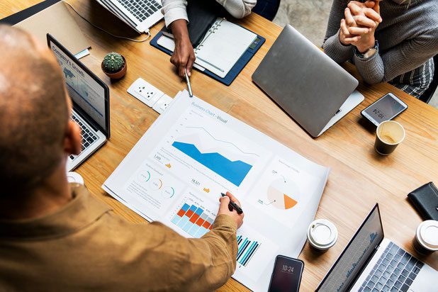 Professionelles Team analysiert die Graphiken
