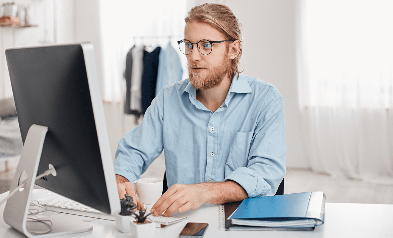 mann arbeitet am computer und sucht nach jobs