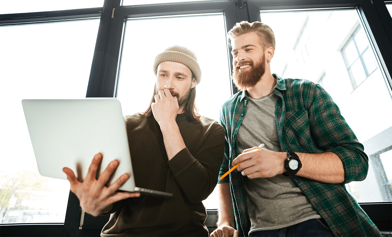 zwei männer schauen nach it jobs