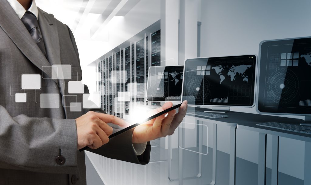 Geschäftsmann Hand steuert Computerraum