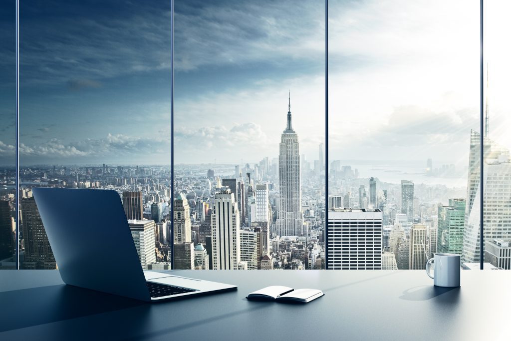 Laptop, Tasse und Tagebuch auf dem Tisch im Büro