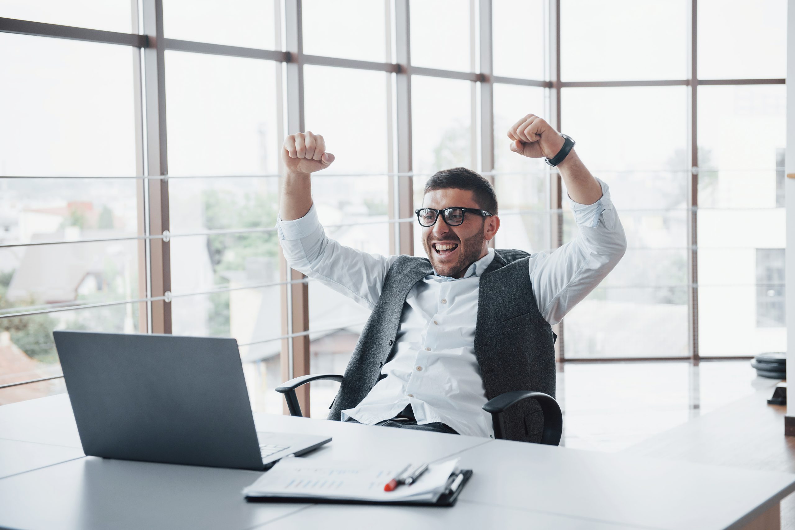 Porträt eines aufgeregten, beeindruckten, lustigen Bankmanagers im Büro